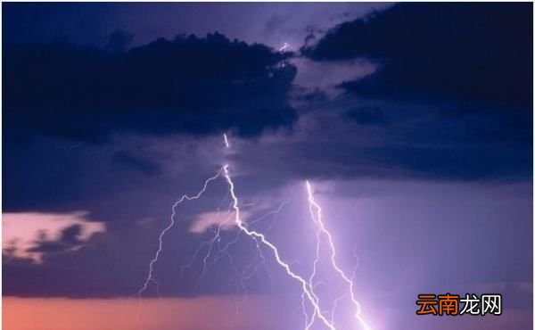 在雷雨天气远离高压电杆至少多少米