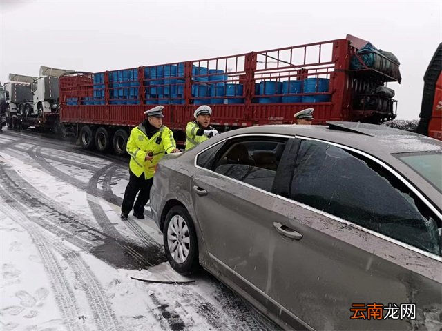 雪天高速路两车相撞第二车道被占 交警变身“推车哥”消除隐患