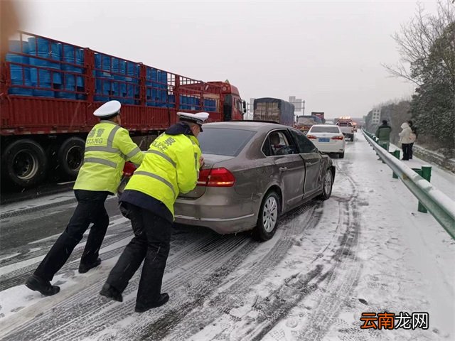 雪天高速路两车相撞第二车道被占 交警变身“推车哥”消除隐患