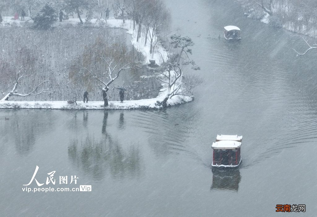 江苏扬州：雪落瘦西湖