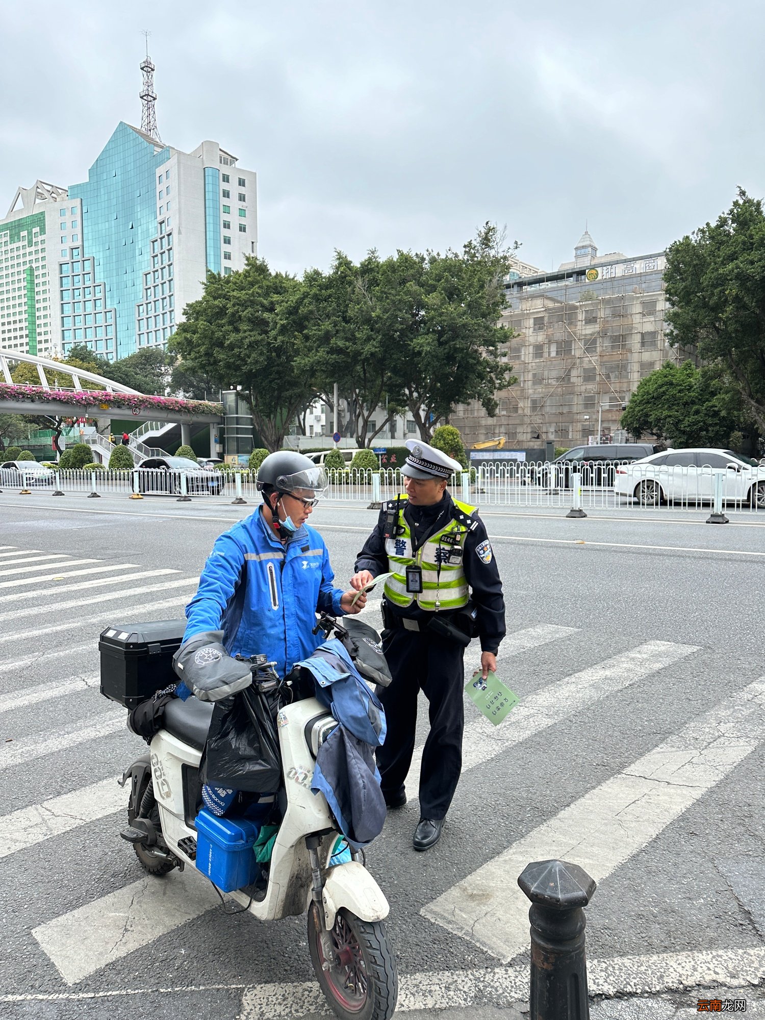 实探广州电动自行车限行路段：有人下车推行，有人匆匆“闯卡”