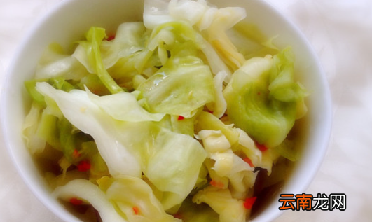 卷心菜怎么做咸菜，包菜芹菜腌制咸菜的做法