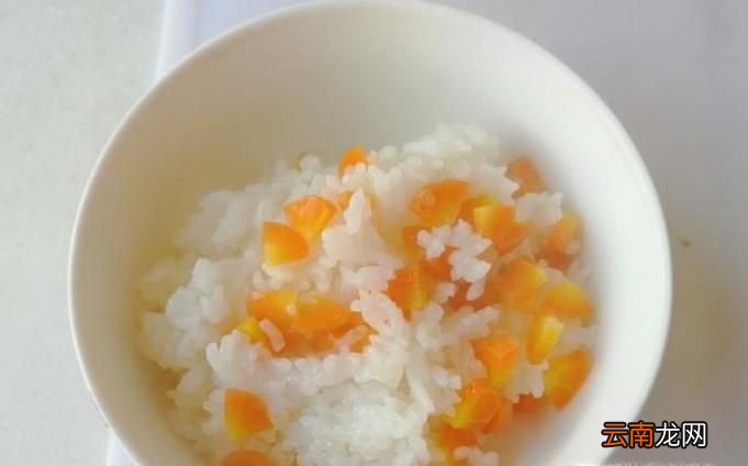 怎样用电饭锅蒸胡萝卜糯米大米饭？