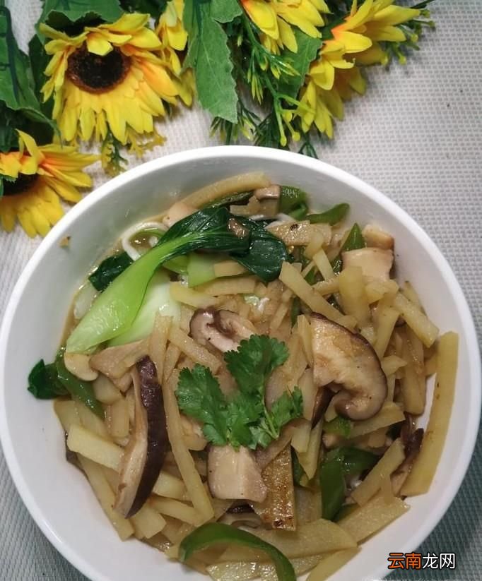 怎样做美味的土豆青椒香菇面？