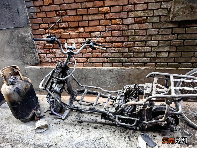北京东辛店村4死5伤火灾现场：电动自行车烧得只剩车架，楼道内有禁止充电提示