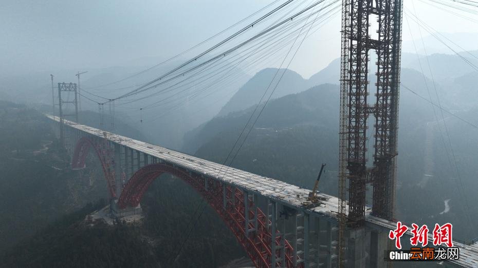 世界在建最大跨径双跨连续拱桥合龙
