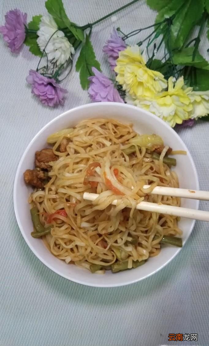 怎样做河南版豆角包菜肉卤面？