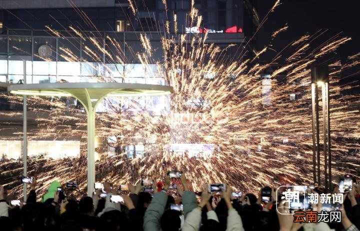 杭州上演“火树银花” 市民喜迎新年