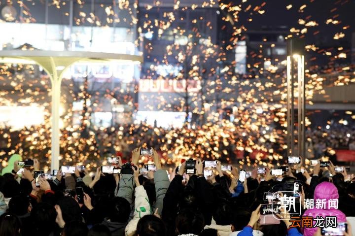 杭州上演“火树银花” 市民喜迎新年