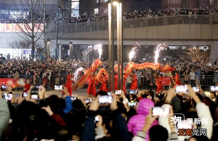 杭州上演“火树银花” 市民喜迎新年