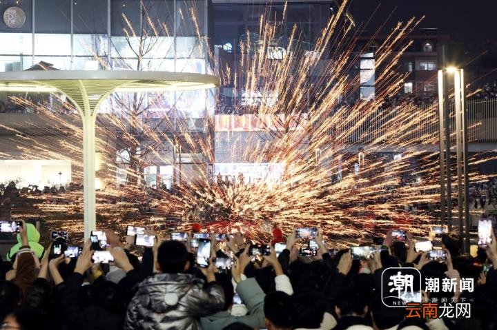 杭州上演“火树银花” 市民喜迎新年